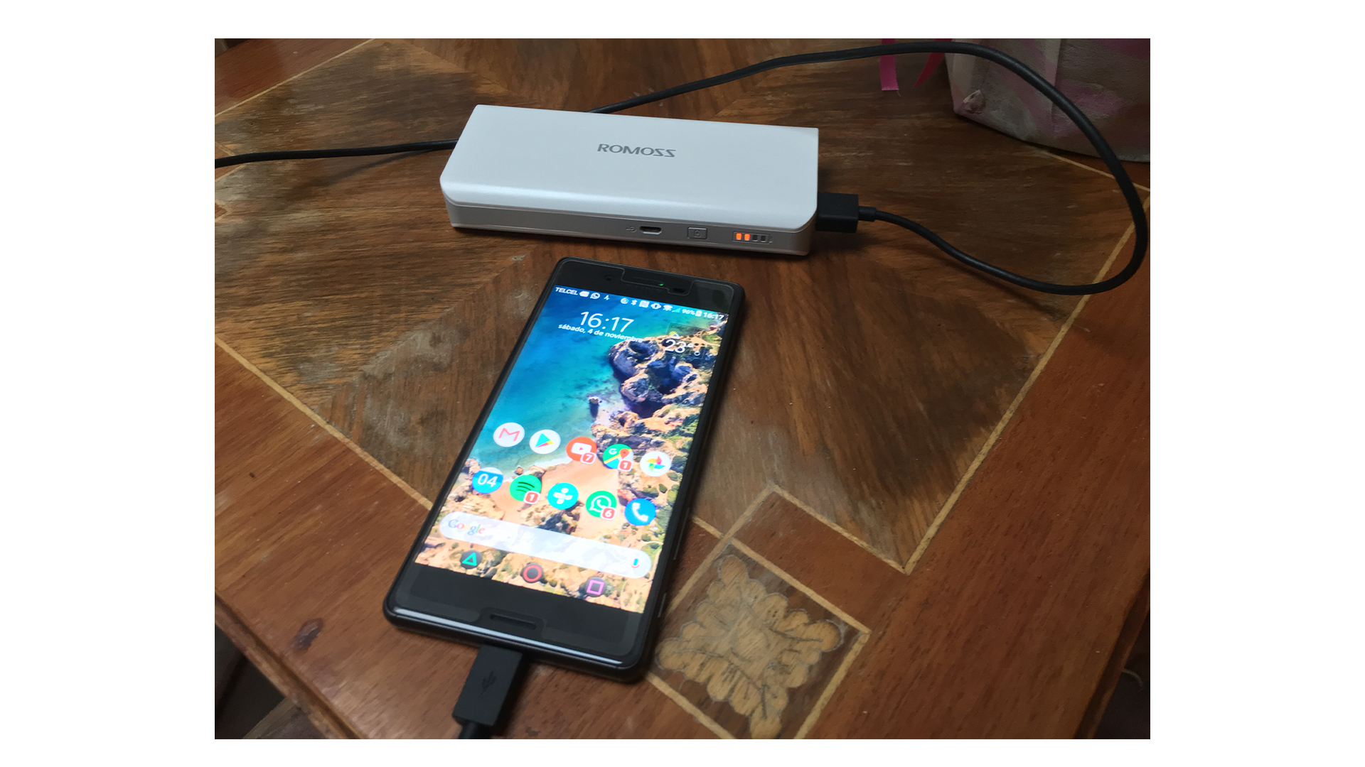 Batería portátil cargando un smartphone. (Realización propia)